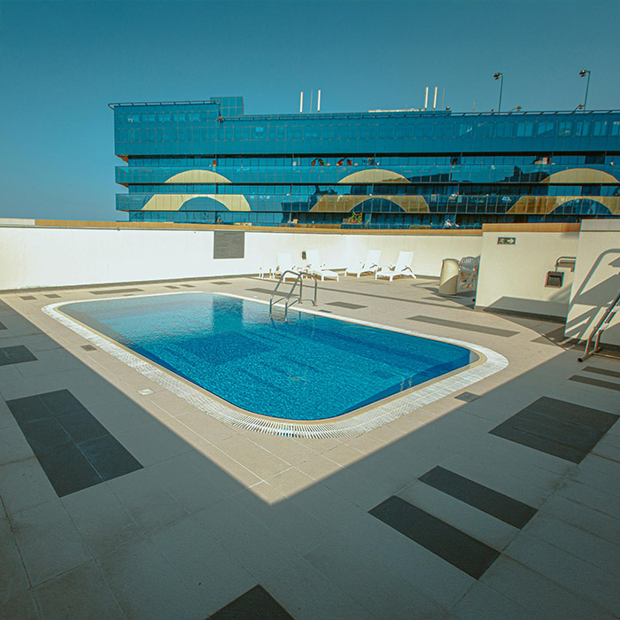 Piscina sul ponte di una nave da crociera