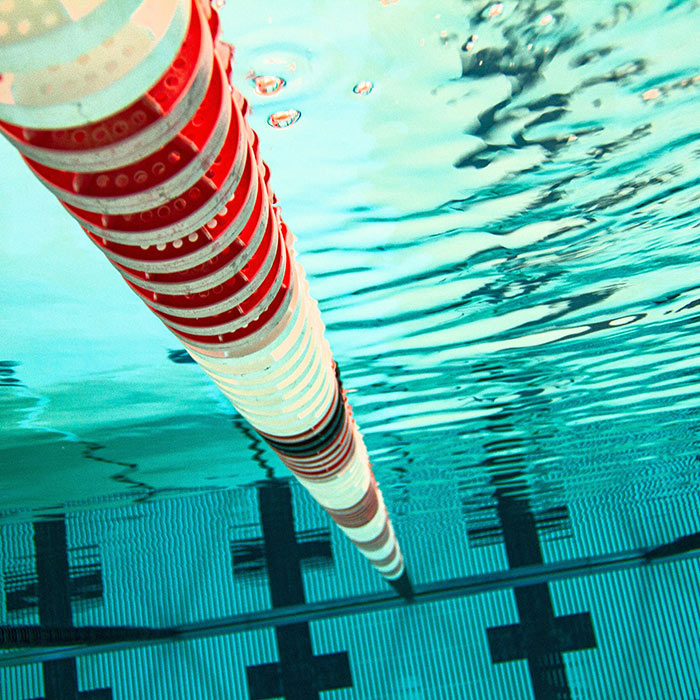 Superficie dell'acqua di una piscina olimpionica con separatori di corsie