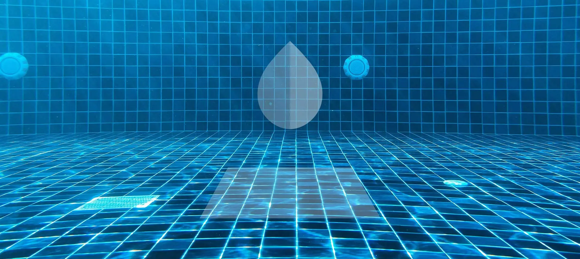 Fondo e parete di una piscina rivestiti con piastrelle quadrate di varie gradazioni di blu